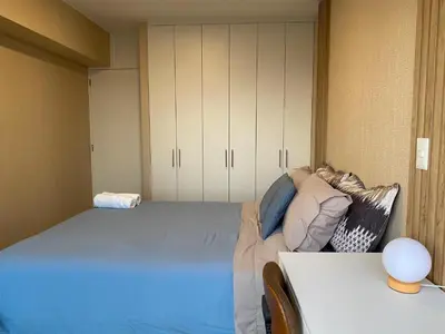 a bedroom with a large bed and a table at Apartamento con vista a San Isidro in Lima
