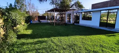 a yard with a large lawn with a house at Casa rústica in Ica