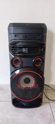 a black speaker sitting on top of a floor at Casa rústica in Ica