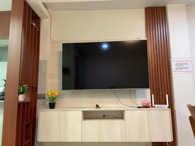 a large flat screen tv sitting on a wall at Casa de Moño - Moderno apartamento cerca a Aeropuerto y Terminal Terrestre in Lima