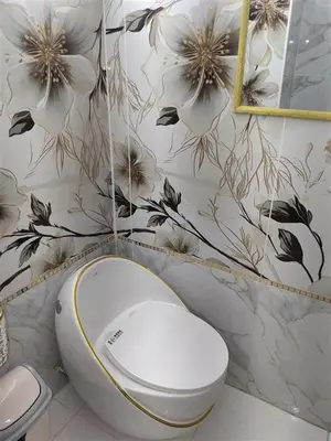 a bathroom with a toilet with flowers on the wall at Centro Historico Lima - Apartamento in Lima