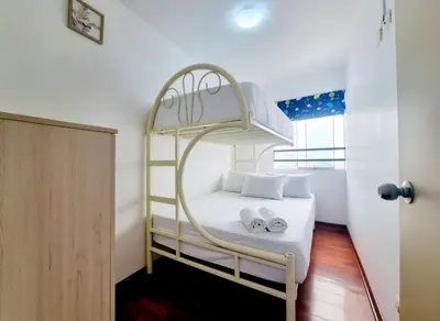 a small bedroom with a bunk bed with two towels at E Tourist Zone Wifi Pro 2 Smart TV 3B 1206 in Lima