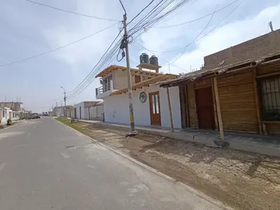 an empty street with a building on the side of the road at Hospedaje Vientos in Paracas