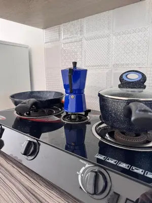 a blue pot on a stove in a kitchen at Alojamiento moderno San Isidro Pet Friendly in Lima