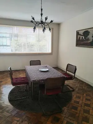 a dining room with a table and chairs and a chandelier at Amplio Departamento 2 dormitorios in Lima