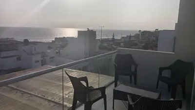 a balcony with chairs and a view of the ocean at DEPARTAMENTO AMOBLADO POR TEMPORADA DE PLAYA En PUNTA HERMOSA in Punta Hermosa