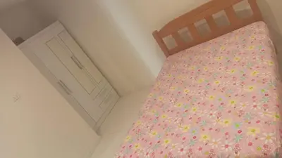 a bedroom with a pink bed with flowers on it at DEPARTAMENTO AMOBLADO POR TEMPORADA DE PLAYA En PUNTA HERMOSA in Punta Hermosa