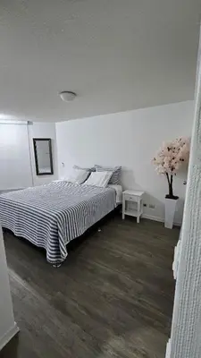 a bedroom with a bed and a vase of flowers at Ocean Sunset vista al mar, piscina y balcón in Lima