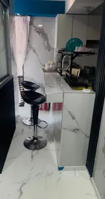 a counter with a bar stool in a room at Habitación privada en departamento compartido in Lima