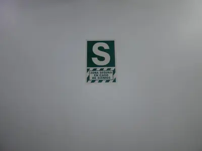 a sign that says s on a wall at Hotel Lima Norte in Carabayllo