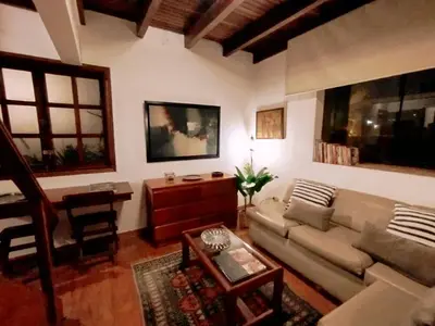a living room with a couch and a table at Suite C-1 Wifi 1000 Mbps, recojo gratis aeropuerto in Lima