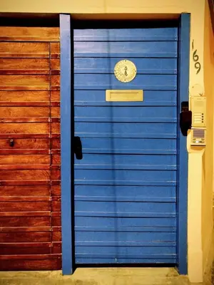 a blue garage door with a clock on it at Suite C-1 Wifi 1000 Mbps, recojo gratis aeropuerto in Lima