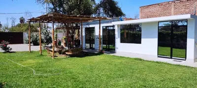 a garden with a pergola in a yard at Casa rústica in Ica