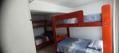 a small room with two bunk beds in it at Departamento en Playa Pulpos - 2 habitaciones - Piscina compartida in Arica