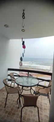 a table and chairs with a view of the ocean at Departamento en Playa Pulpos - 2 habitaciones - Piscina compartida in Arica