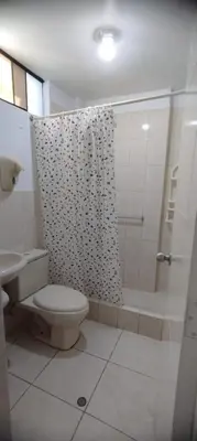 a bathroom with a shower and a toilet and a sink at Departamento en Playa Pulpos - 2 habitaciones - Piscina compartida in Arica