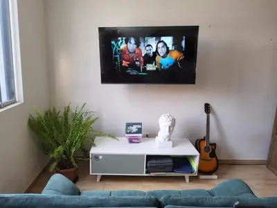 a living room with a tv on a wall at Casa hogareña Pequeña in Ica