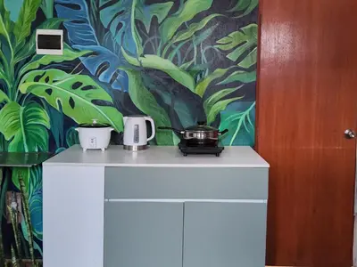 a kitchen with a table with a pot on it at Casa hogareña Pequeña in Ica