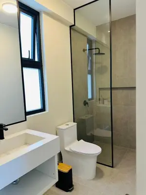 a bathroom with a toilet and a sink and a shower at Paracas Navigare 2 BD Vista Reserva y Mar Último piso Terraza Kamado BBQ in Santo Domingo