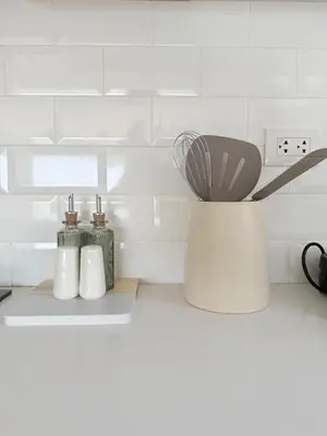 a kitchen counter with two utensils and a blender at Paracas Navigare 2 BD Vista Reserva y Mar Último piso Terraza Kamado BBQ in Santo Domingo