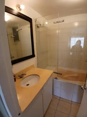 a bathroom with a sink and a mirror and a tub at Apartamento Ideal en Zona Céntrica in Lima