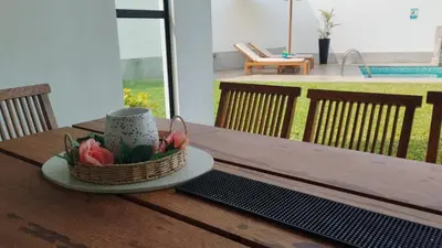a table with a cup and a basket of flowers at Casa Ribera Este in Cieneguilla