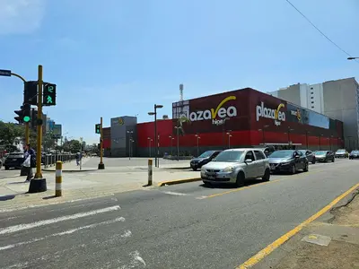 an intersection with cars stopped at a traffic light at Apartamento Moderno in Lima