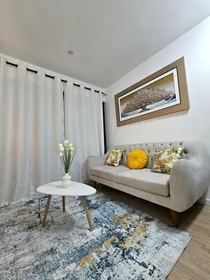 a living room with a couch and a table at Apartamento Moderno in Lima