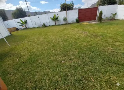 a yard with a white fence and a green lawn at Casa de campo El paraiso cerca a Lima in Nuevo Imperial