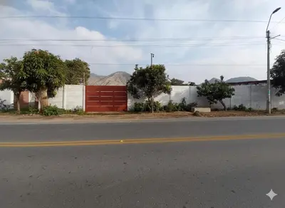 an empty street with a red and white building at Casa de campo El paraiso cerca a Lima in Nuevo Imperial