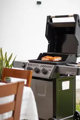 a grill with some food on top of it at Huaral House Piscina y Terraza in Huaral