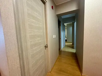 a hallway with a door leading into a room at Departamento completo vista al mar,piscina,gimnasio,WIFI,Tvs in Lima