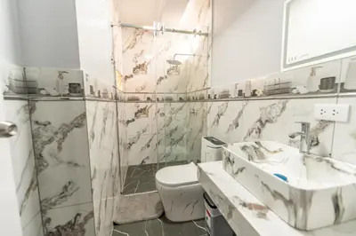 a bathroom with a sink and a toilet at Hostal 3 Lunas in Paracas