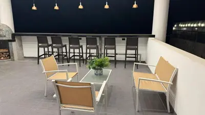 a row of chairs and a table with a plant at Casa de Campo Las Siete Gotas - Cieneguilla in Cieneguilla