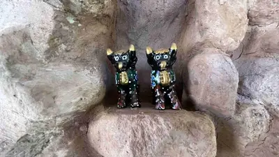 two figurines of two cats sitting on a rock at Casa de Campo en el Valle Sagrado de los Incas, Urubamba - Unu Samay in Urubamba