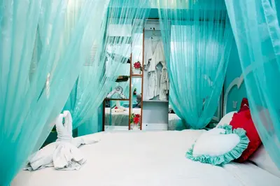 a blue room with a bed with blue curtains at Hospedaje El Remanso in Lima