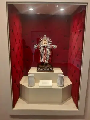 a cross on display in a display case in a museum at Hostal Ayllu con cochera in Urubamba