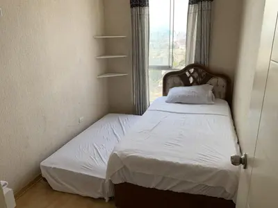 a small bedroom with a bed and a window at Departamento 03 dormitorios cerca Arena 1 in Lima