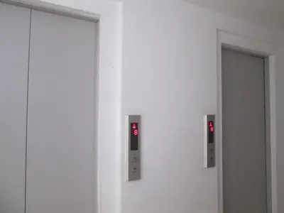 a wall with red buttons on a white wall at Departamento 4p en condominio Centro de Lima in Lima