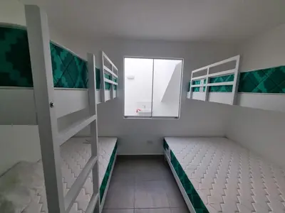 a room with two bunk beds and a window at Casa de Playa en Puerto Viejo in Puerto Viejo
