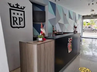 a kitchen with a counter with a rooster on the wall at HOTEL Regency Plaza in Pisco