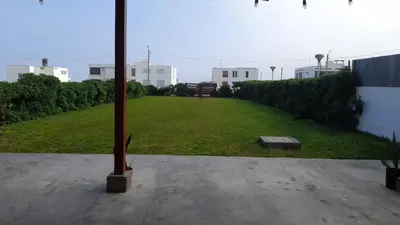 a large yard with a pole in the middle of it at Casa frente al mar in Lurín
