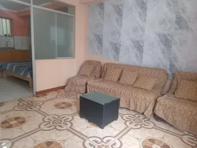 a living room with two couches and a table at Casa Hospedaje Minidepa Piquichas in Abancay