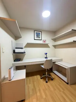 an empty office with a desk and a chair at Costanera Uno Vista al Mar in Lima