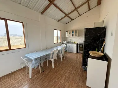 a kitchen with a table and chairs in a room at Amplia casa petfriendly con parrilla cerca a Asia in Salitre