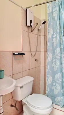 a bathroom with a toilet and a shower at Departamento independiente anexo a vivienda familiar in La Tinguiña