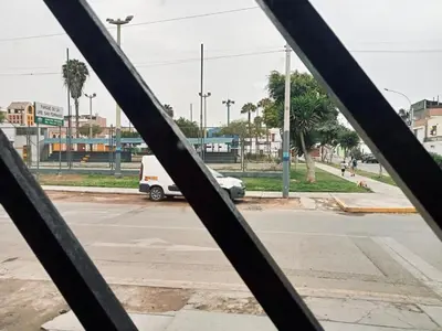 a view of a street through a metal fence at Departamento de tres habitaciones amplio in Lima