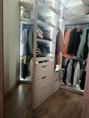 a walk in closet with drawers and clothes at Apartamento amoblado in Lima