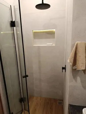 a shower with a glass door in a bathroom at Casa de Playa a 15min del boulevard de Asia in Cerro Azul