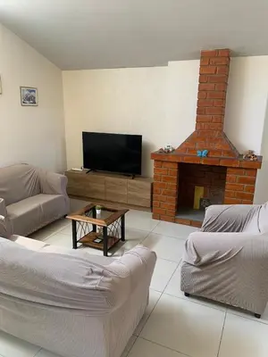 a living room with two couches and a fireplace at Apartamento cerca a lugares turísticos en Ica para 5 personas in Ica
